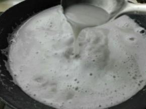 打好的糊，倒入锅中，大火不停搅拌烧开