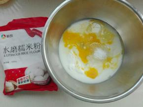 将牛奶，玉米油，蛋液，糖混合