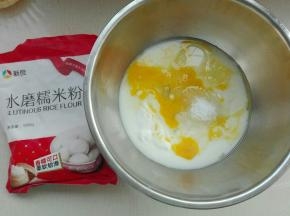 将牛奶，玉米油，蛋液，糖混合