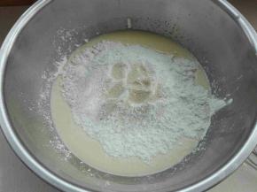 筛入糯米粉，低粉，放入酵母