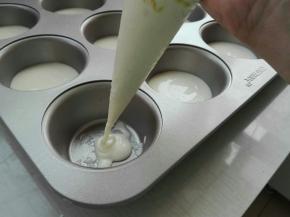 利用裱花袋在模具中先挤入一半糊糊