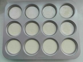 同样用裱花袋将剩余糊糊均等挤入模具中