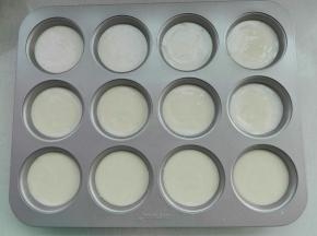 同样用裱花袋将剩余糊糊均等挤入模具中