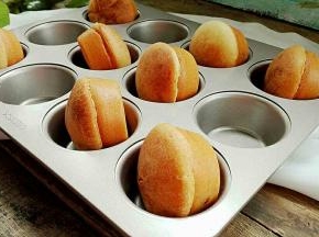 烤箱预热，中层160度，20分钟，出炉倒扣