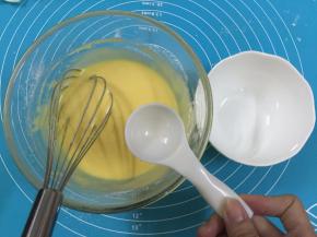 6. 用15ml的勺子，取2勺的蛋黄糊到小碗中