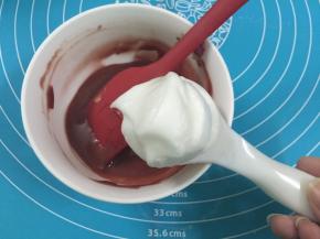 10. 先准备一个小碗，取1勺的蛋白霜和蛋黄糊，混合均匀，蛋白霜是蛋黄糊的二分之一就好了，太多的话就太稀了