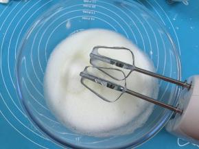 8. 从冰箱中取出蛋白，加几滴白醋或柠檬汁打至鱼泡眼加入第一次的细砂糖，继续打发至能看到有浅浅的纹路，这时加等二次的糖