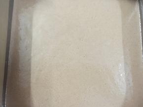 14. 将蛋糕糊倒入模具中，桌面上轻轻震一下，震出气泡，烤箱中下层，温度为上下温度150度最下层15分钟