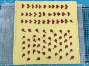 17. 出炉后从20厘米高的地方震一下，把热气震出，倒扣在烤网上，趁热把油纸撕下