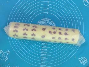 18. 把蛋糕卷好像包糖一样包着，让其定形