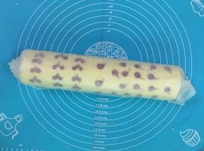18. 把蛋糕卷好像包糖一样包着，让其定形