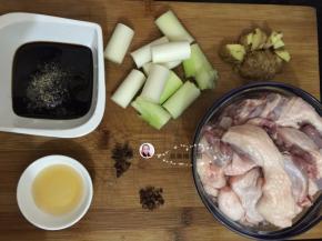 2. 把所有的材料备好，大葱切段，酱料用一个小碗装起备用