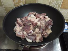 3. 炒锅加热，把鸭肉都放进，尽量把鸭皮朝下，煸炒出油（记得锅里什么都不能放，加油即可码入鸭肉）