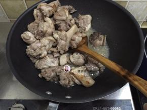 4. 煸炒出来的油还里满多的，干锅的过程就是要把鸭肉的油脂逼炒出来，把鸭肉盛出