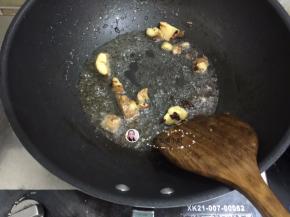 5. 用煸炒出来的油来进行炒姜，花椒和八角