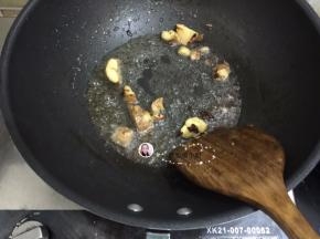 5. 用煸炒出来的油来进行炒姜，花椒和八角