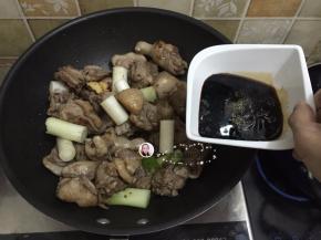 8. 把酱汁和少许胡椒粉加进炒锅翻炒