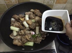 8. 把酱汁和少许胡椒粉加进炒锅翻炒