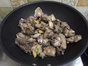 6. 再把鸭肉倒进炒锅