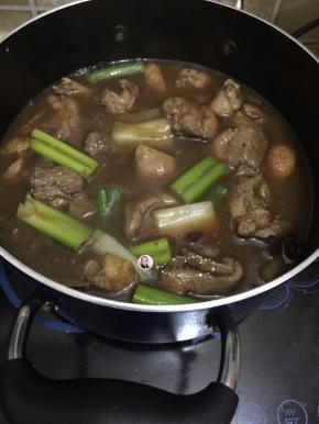 10. 我喜欢炒均匀后盛在铁锅或沙锅进行焖制25分钟左右，肉的软硬度焖煮到自己喜欢的程度