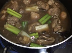 10. 我喜欢炒均匀后盛在铁锅或沙锅进行焖制25分钟左右，肉的软硬度焖煮到自己喜欢的程度