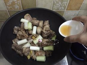 7. 加入大葱和料酒