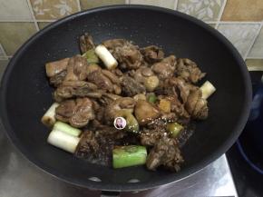 9. 翻炒均匀之后加三碗水继续焖