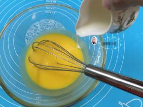 1. 加入细砂糖在蛋黄中，打发至细砂糖溶化混合

加入20克的玉米油，把玉米油和蛋黄拌至混合