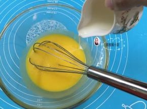 1. 加入细砂糖在蛋黄中，打发至细砂糖溶化混合

加入20克的玉米油，把玉米油和蛋黄拌至混合