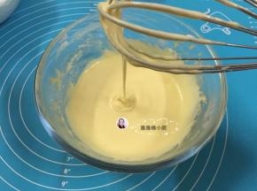 4. 乳化好的蛋黄糊放一旁备用