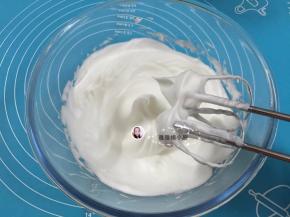 6. 第三次细砂糖在纹路明显时加入继续打发，直到蛋白霜打发成蛋白沫出现小尖角
打发至如图，出现小尖角