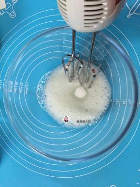 5. 蛋白中加入几滴柠檬汁或白醋，打发至鱼泡眼加入三分之一的细砂糖

蛋白打至细腻加入第二次细砂糖，继续打发