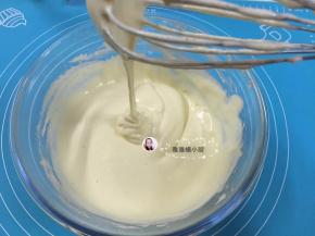 9. 拌成有光泽细腻的蛋糕糊