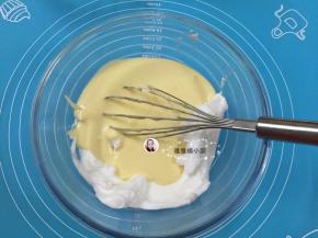 8. 再把蛋糊倒入蛋白霜中，用刮刀大幅度，快速拌均匀