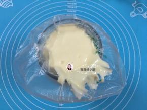 10. 拿一个小杯子把裱花袋套花，这样倒面糊时就可以避免手忙脚乱的，装好的面糊，裱花袋剪一个小口