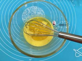 2. 全脂牛奶一样拌至与蛋黄混合