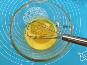 2. 全脂牛奶一样拌至与蛋黄混合