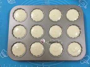 13. 用袋子挤出来的蛋糕糊比较平整，震一震模具即可送入烤箱，中下层，上下火，150度20分钟