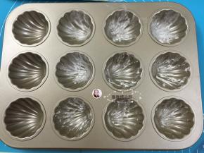 12. 用玉米油涂抹在模具上再撒上一层薄薄的面粉均匀即可，防粘，即可