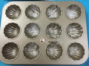 12. 用玉米油涂抹在模具上再撒上一层薄薄的面粉均匀即可，防粘，即可