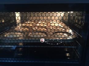 14. 我用的是东菱电器的新烤箱DL-K38E，立方体的烤箱体

出炉后从20厘米高的地方震一下，把热气震出，倒扣在烤网上