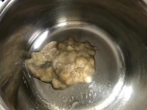 1、把香蕉捣成泥取30克放入盆中。