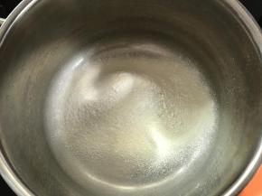 2、筛入奶粉和玉米淀粉。