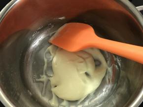 3、用刮刀翻拌均匀。