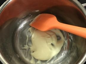 3、用刮刀翻拌均匀。
