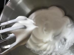 4、蛋清分三次加入细砂糖打发至硬性发泡。