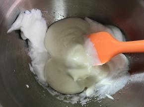 6、再把翻抖均匀的糊倒回蛋白霜盆中快束翻拌均匀。