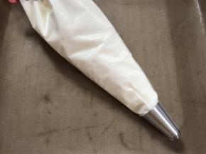 7、放入装了裱花嘴的裱花袋中。