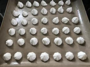 8、均匀地挤入铺了油布的烤盘中。