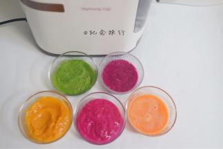 南瓜、红心火龙果、火龙果皮、菠菜、胡萝卜全部打成泥备用，有一些蔬菜需要加一点点水打